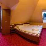 Bed & Breakfast Pod 5